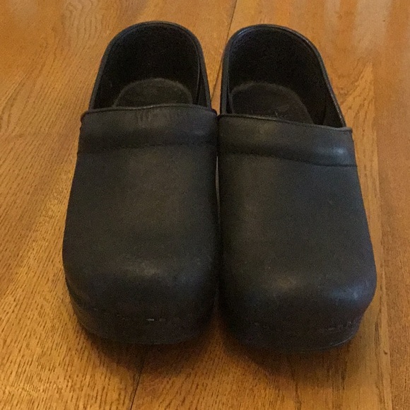 Woman’s Dansko black nubuck clogs. Size 39. Barely worn! Small scratch. - Picture 2 of 8